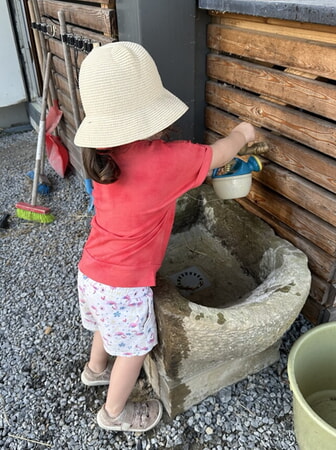 Am Kinderwaschbecken konnten sich alle selbstständig Wasser holen.