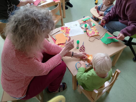 ...auch die Jüngsten konnten fleißig beim Basteln helfen.