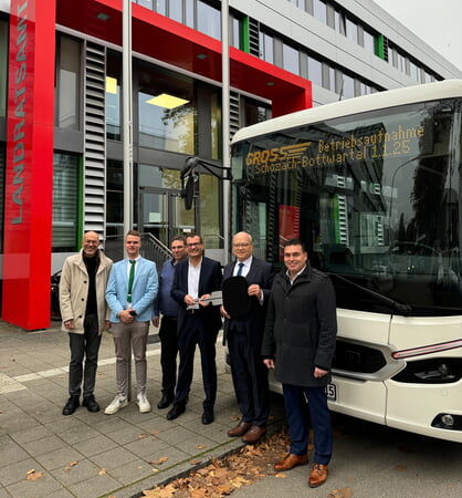 Symbolische Schlüsselübergabe für einen Linienbus neuester Generation vor dem Landratsamt Heilbronn (v.l.n.r.): Tobias Mendle, Generalvertreter von Daimler Buses für die Region, Timo Bacher, Gerd Eisemann und Geschäftsführer Andreas Kühner von der Friedrich Gross OHG sowie Landrat Norbert Heuser und Dirk Schäfer vom Amt für Mobilität und Nahverkehr beim Landratsamt Heilbronn.